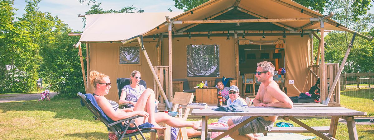 Tiny-House-Zelt – WOUD Texel Tiny-House-Zelt – WOUD Texel Tiny House Zelte DEIN TINY HOUSE ZELT Die sechs Tiny House Zelte von Woud befinden sich über das Campinggelände verteilt, zwischen den Campingplätzen. Sie sind ...