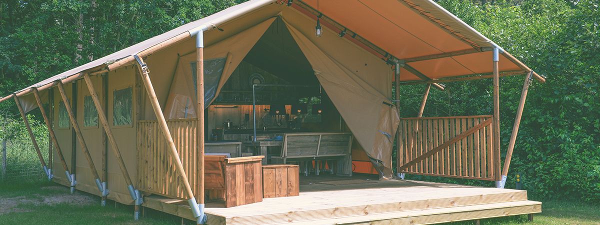 Tiny-House-Zelt – WOUD Texel Tiny-House-Zelt – WOUD Texel Tiny House Zelte DEIN TINY HOUSE ZELT Die sechs Tiny House Zelte von Woud befinden sich über das Campinggelände verteilt, zwischen den Campingplätzen. Sie sind ...