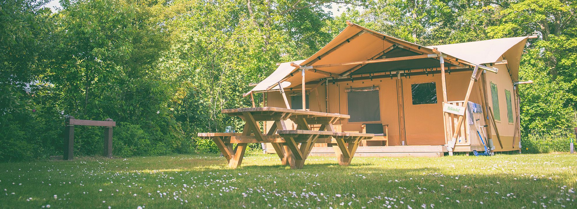 Tiny-House-Zelt – WOUD Texel Tiny-House-Zelt – WOUD Texel Tiny House Zelte DEIN TINY HOUSE ZELT Die sechs Tiny House Zelte von Woud befinden sich über das Campinggelände verteilt, zwischen den Campingplätzen. Sie sind ...